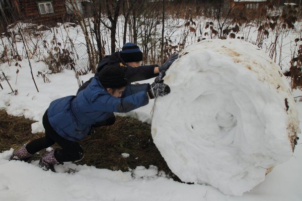 Снежки из снега