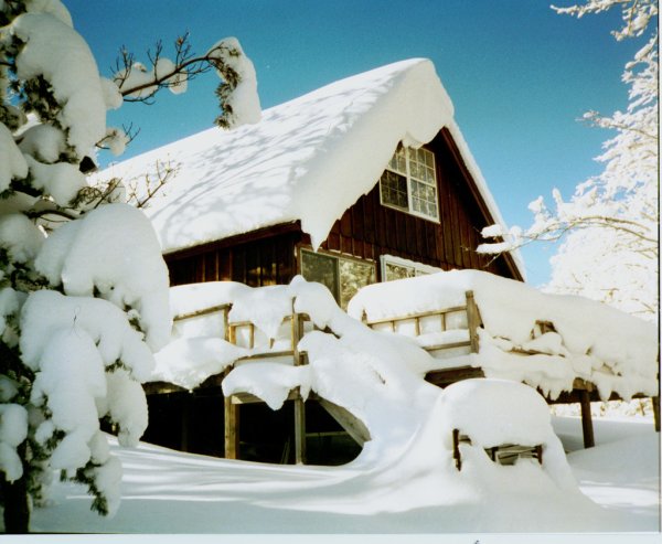 Домик в сугробе