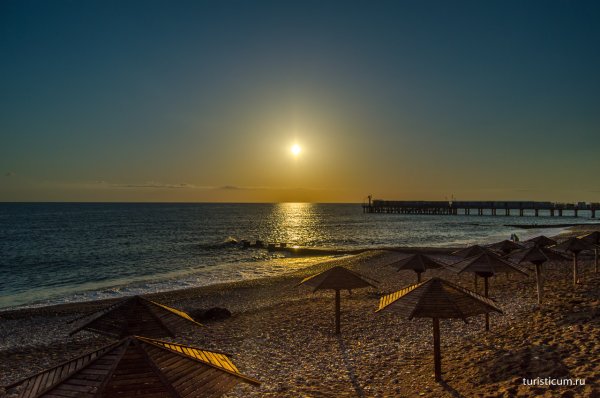 Пляж курортного городка в Адлере