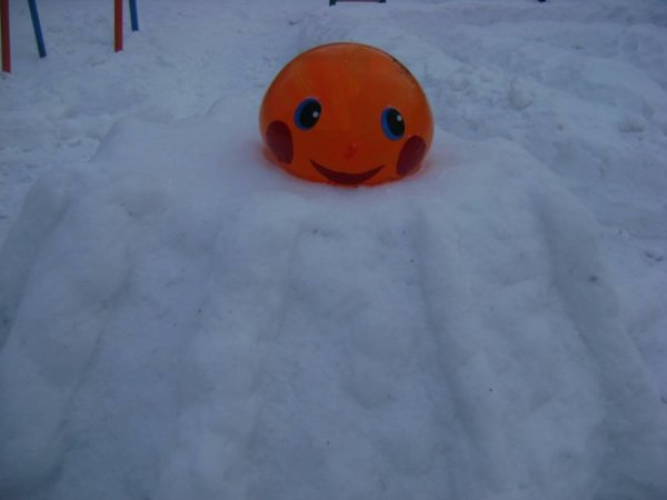 Колобок из снега на участке детского сада