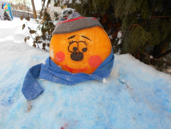 Колобок из снега на участке