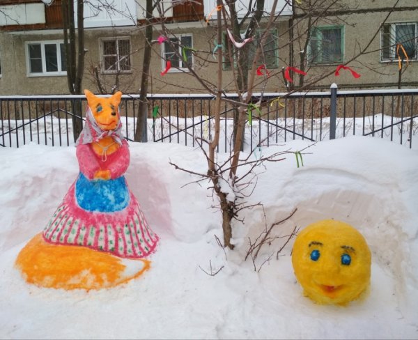 Фигуры из снега Колобок