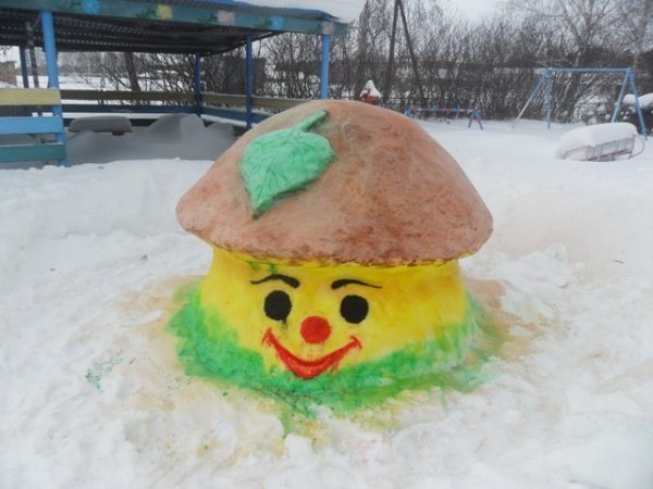 Гриб из снега фигура