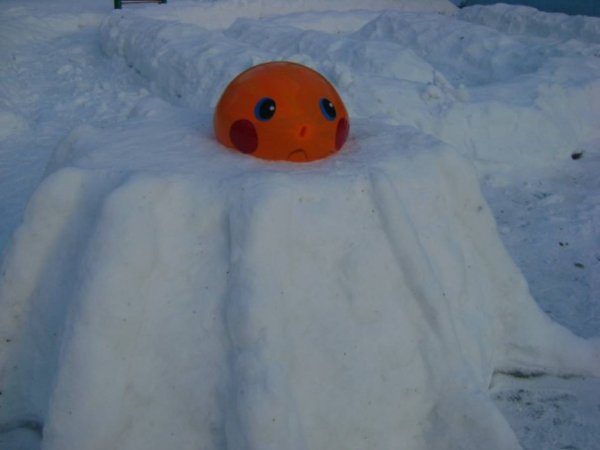 Колобок из снега на участке детского сада