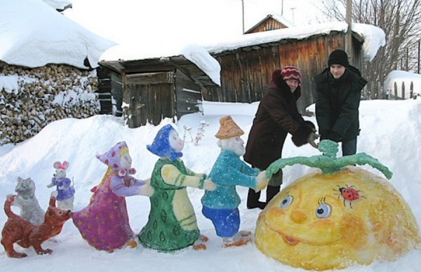 Сказочные герои из снега