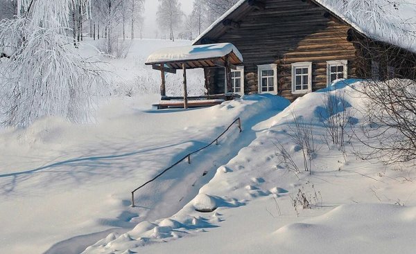 Деревенский домик зимой