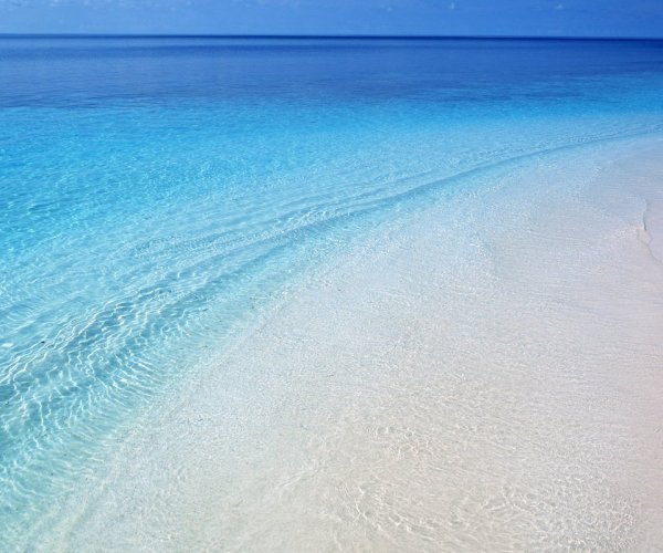 Море с белым песком и голубой водой