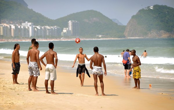 Пляж в Бразилии Копакабана люди