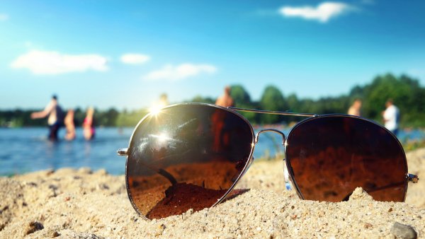 Солнечные очки на пляже
