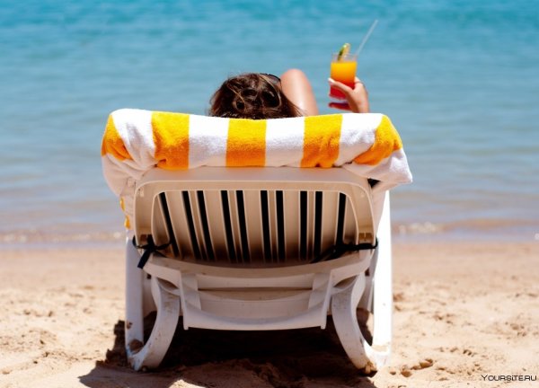 Шезлонг на море