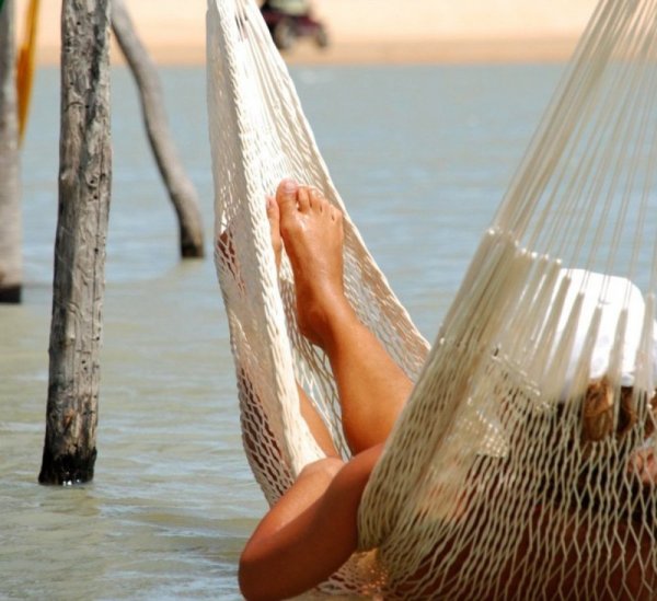 Девушка в гамаке