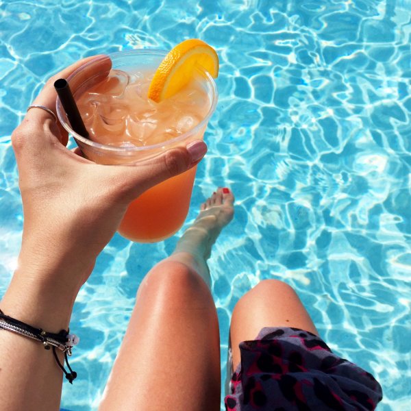 Коктейль у бассейна