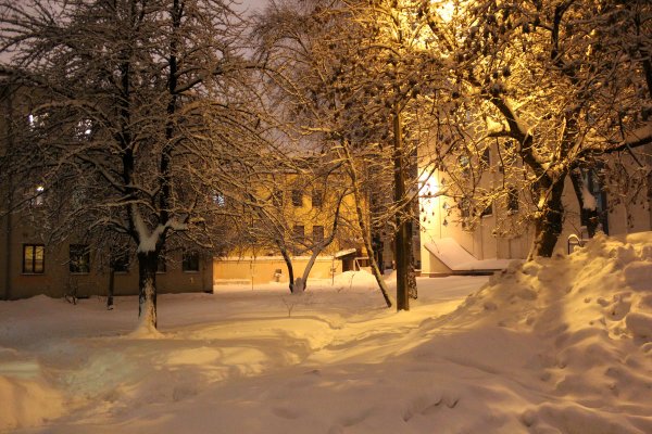Городской двор зимой