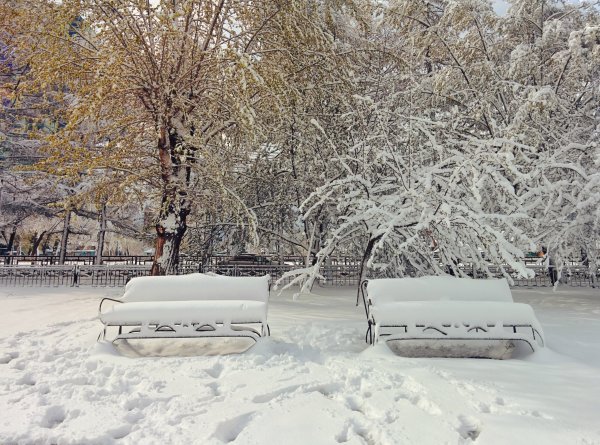 Красивый снегопад во дворе