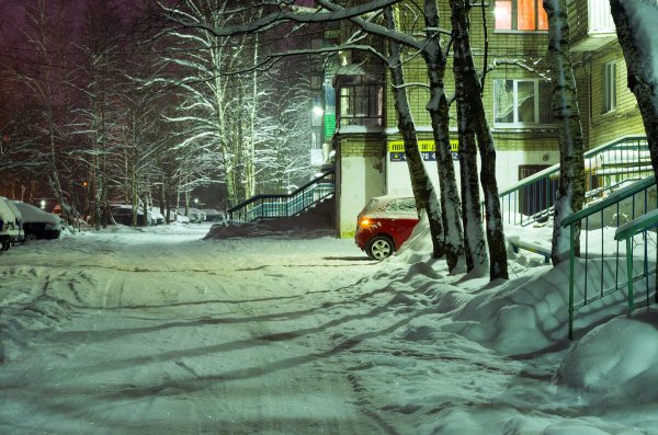 Заснеженный двор