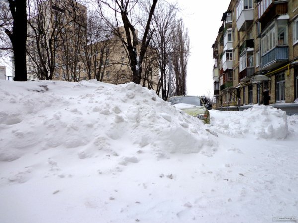 Сугробы в городе