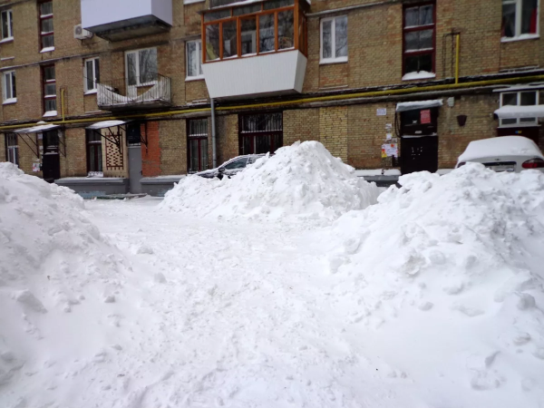 Снежные сугробы в городе