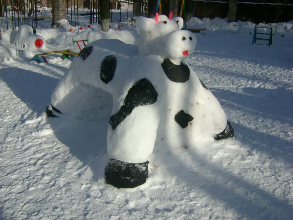 Зимние фигурки из снега