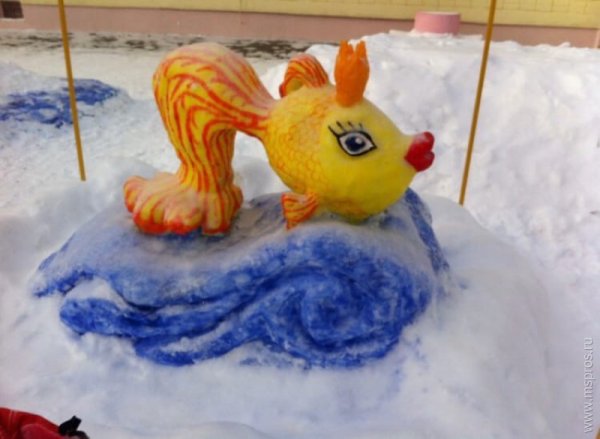 Снежная фигура Золотая рыбка