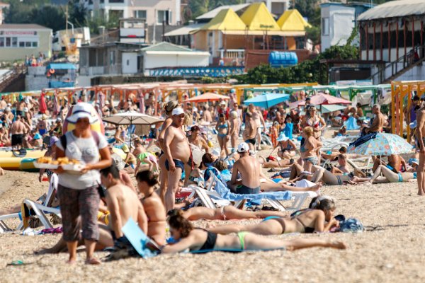 Много людей на пляже в Крыму