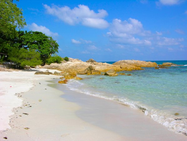 Пустынный пляж