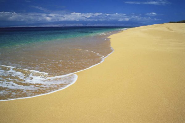 Пустынный морской пляж