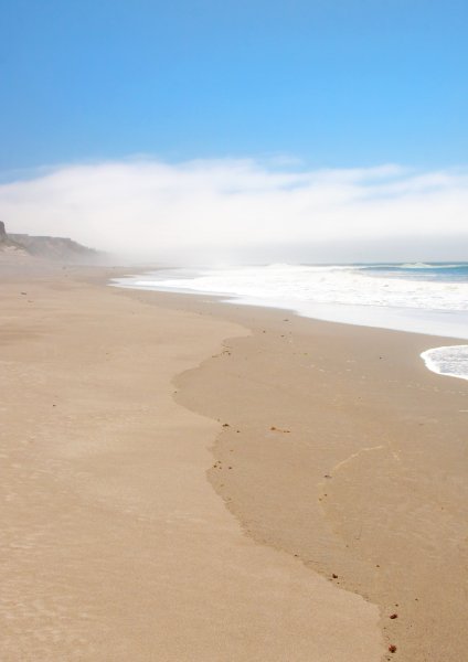 Пустынный морской пляж