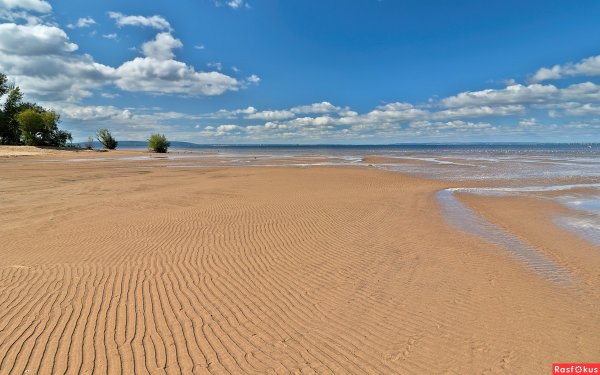 Песчаный берег Волги Балаково