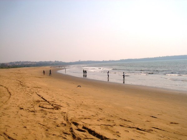 Пустынный безлюдный пляж