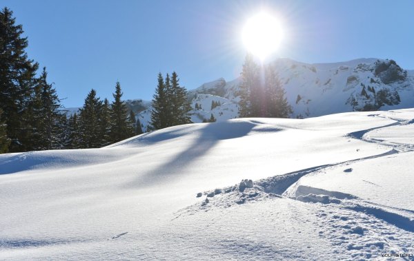 Снежные горы и солнце