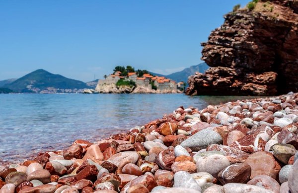 Галечный пляж Черногории