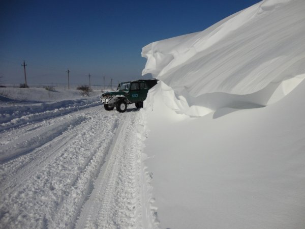 Снежный перемет на дороге
