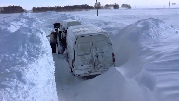 Снежный перемет на дороге