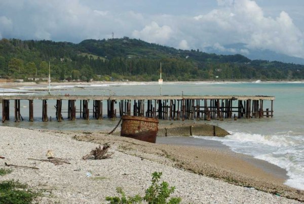 Пляж в городе Гудауты