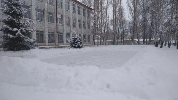 Улица со снегом и школой