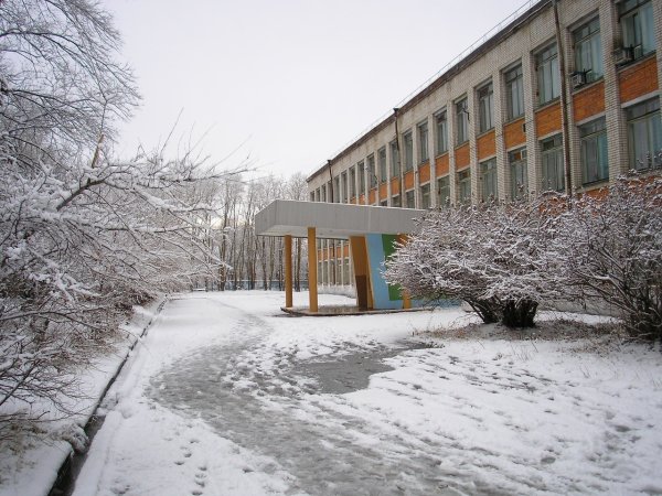 Здание школы зимой