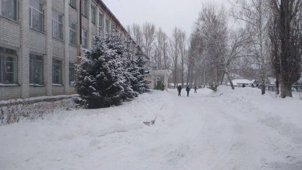 Улица со снегом и школой
