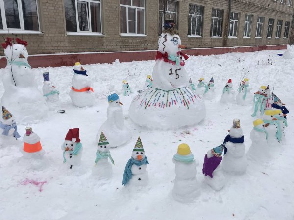 Снеговик из снега на конкурс в детском саду
