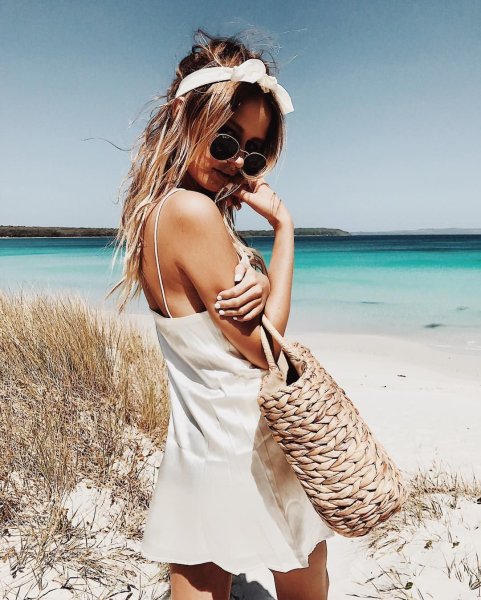 Модная девушка на пляже