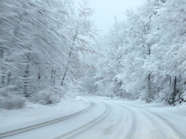 Зимний пейзаж с дорогой