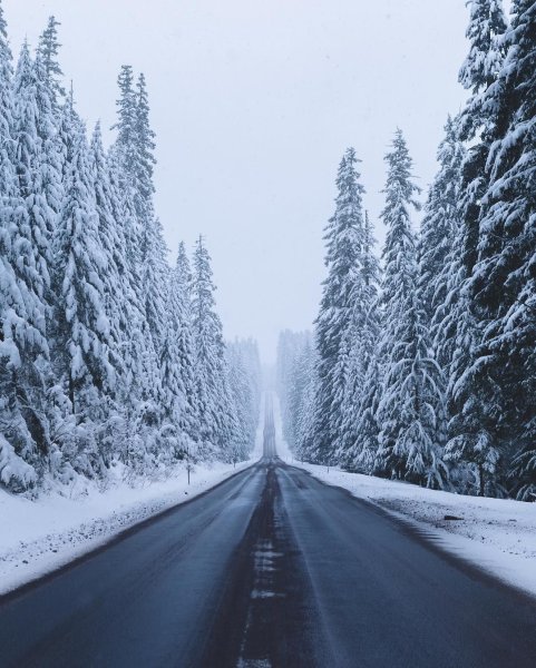 Снег на дороге