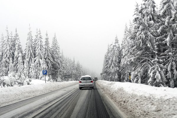 Машины на трассе зимой