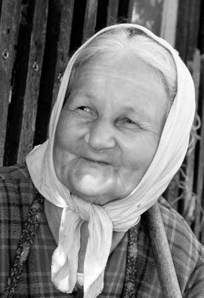 Пожилая женщина в платочке