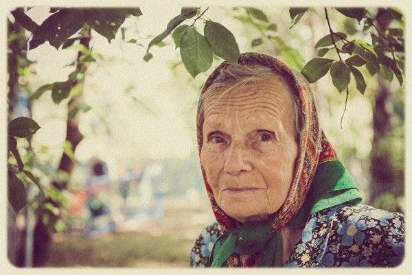 Бабушка в платочке