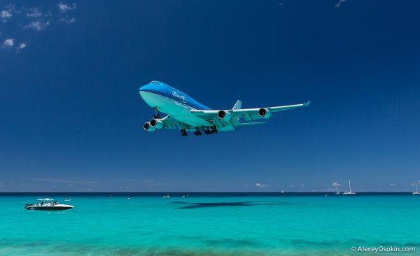 Самолет над пляжем