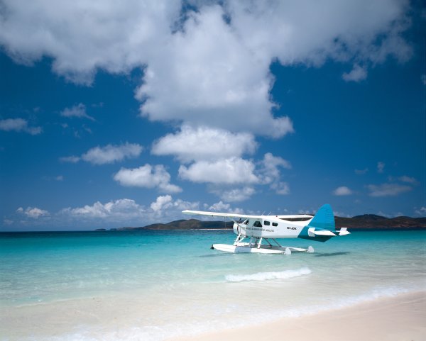 Самолет над островами