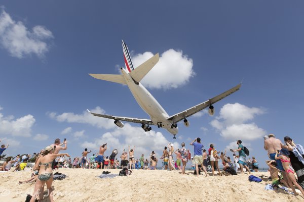 Самолет в песке