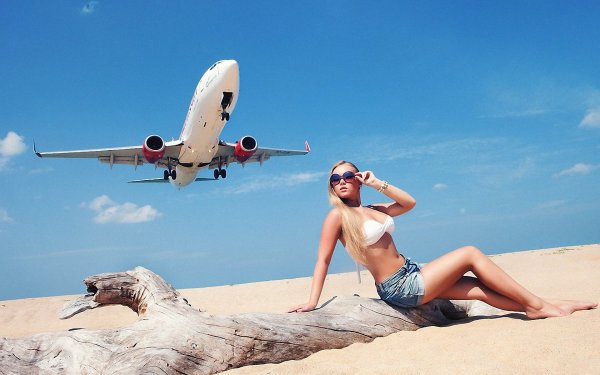 Девушка в самолете