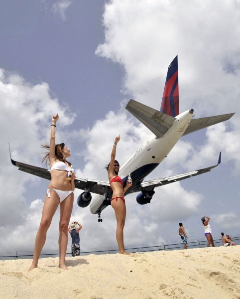 Самолет над человеком