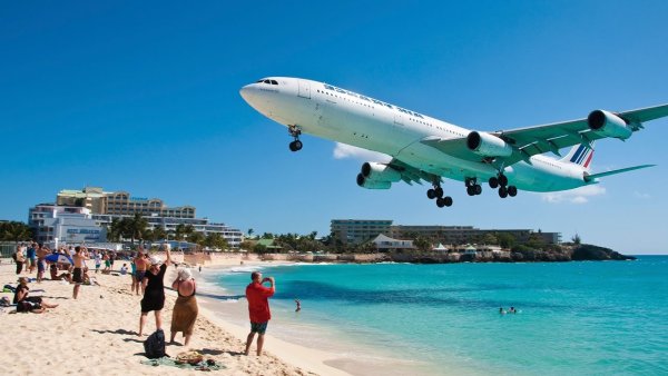 Самолёты над пляжем махо Бич